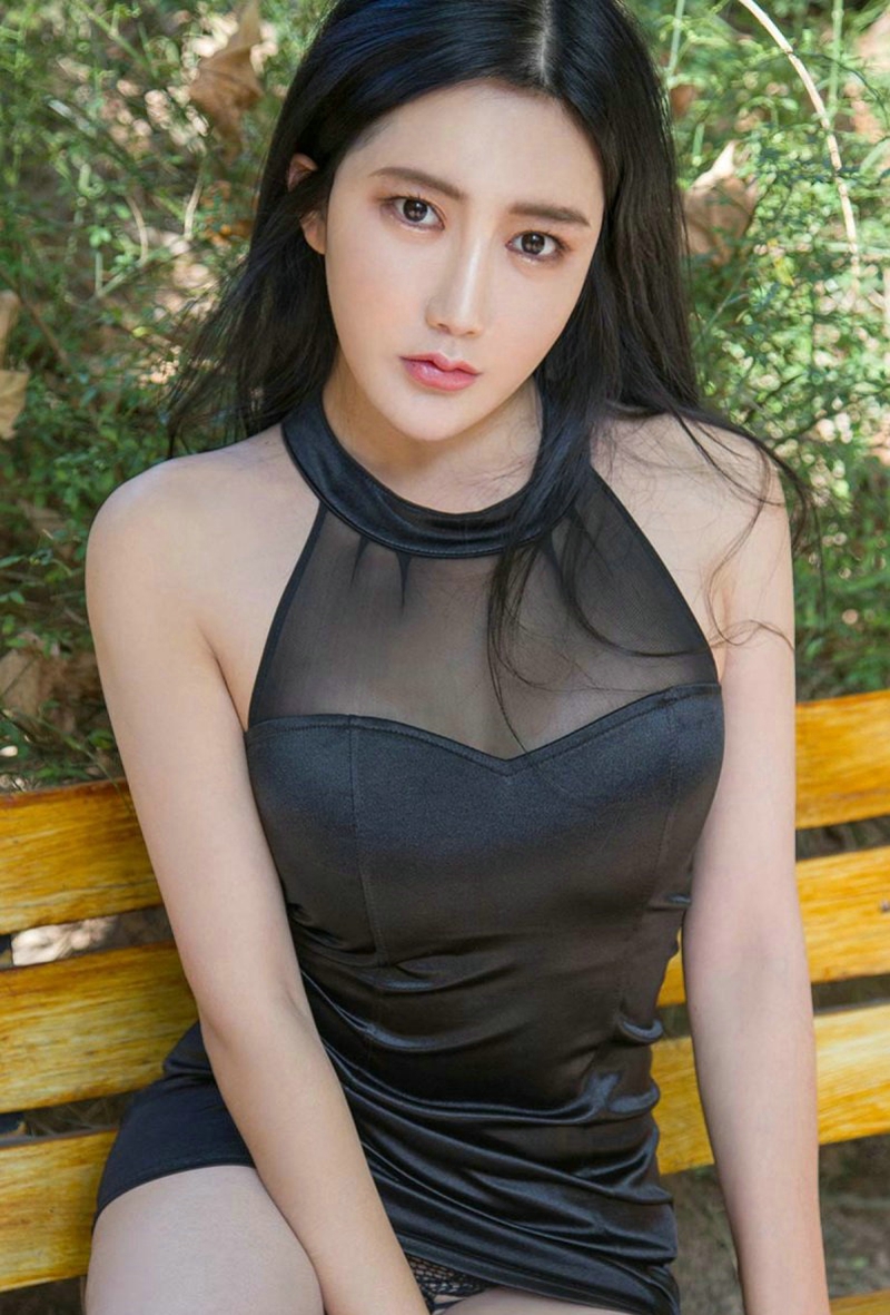 气质美女透视蕾丝爆乳装短裙丰满傲人上围