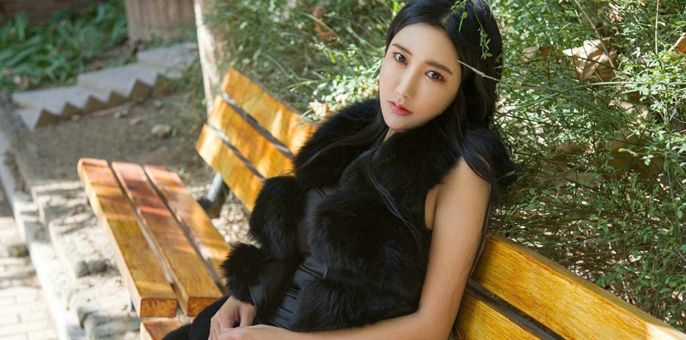 气质美女透视蕾丝爆乳装短裙丰满傲人上围