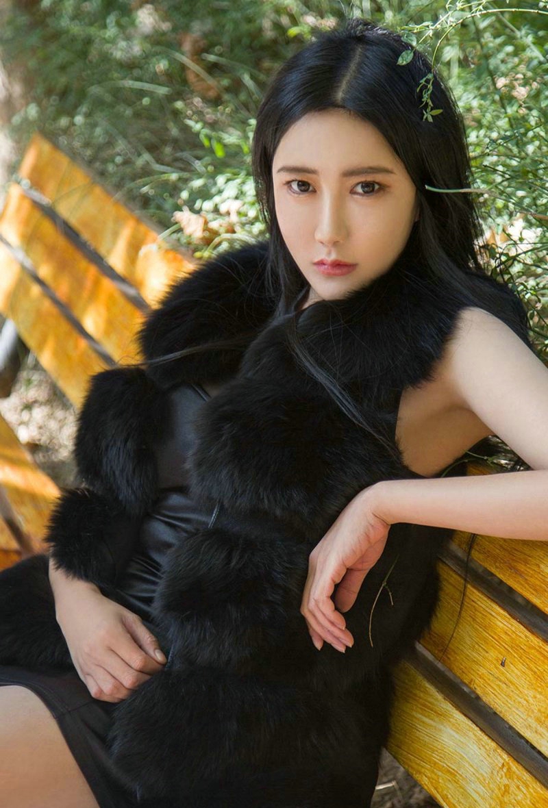 气质美女透视蕾丝爆乳装短裙丰满傲人上围
