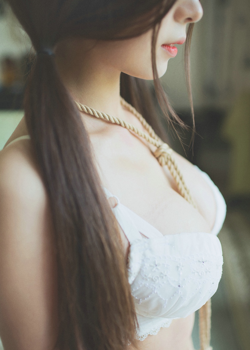 美胸内衣美女床上玩日式捆绑写真