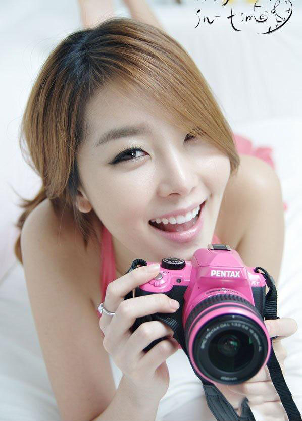 韩国电眼美女秀大胸脯性感迷人写真