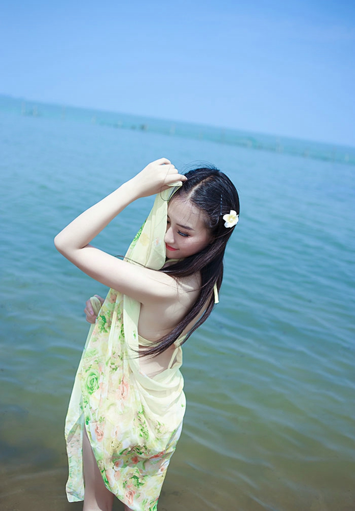 海边比基尼美女美胸翘臀白皙肌肤