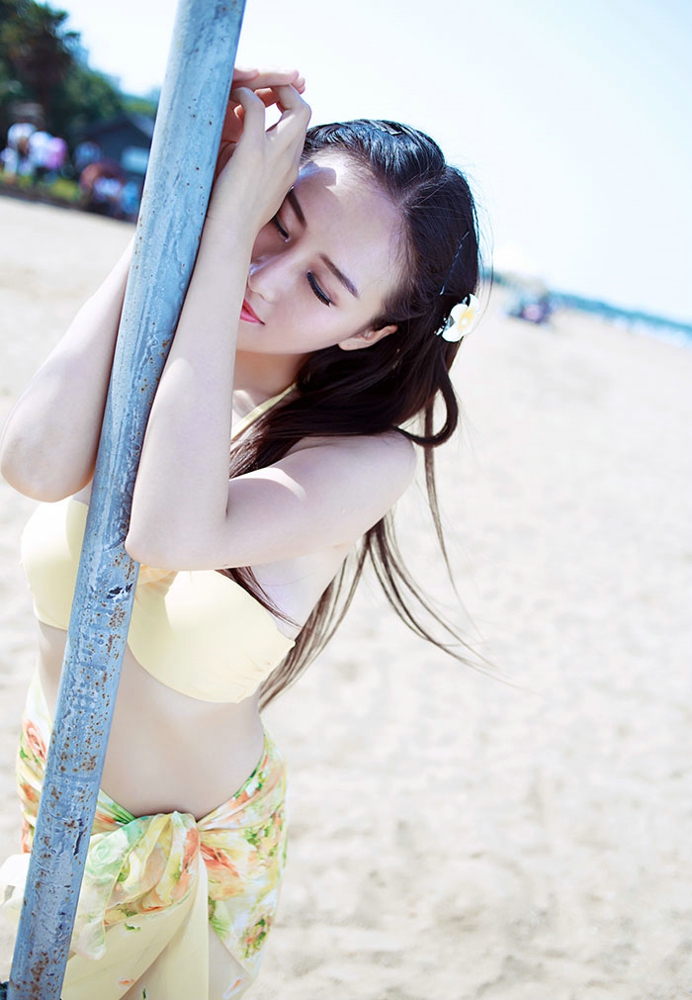 海边比基尼美女美胸翘臀白皙肌肤
