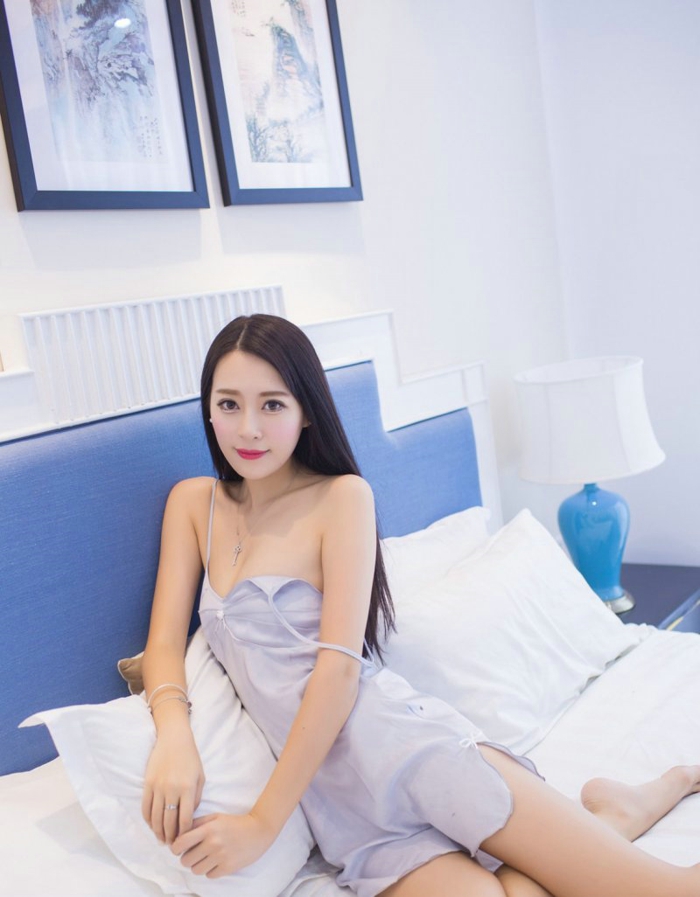 性感女神王曼妮私房吊带睡衣美乳光滑美腿写真