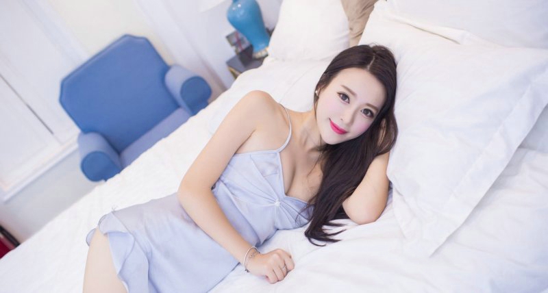 性感女神王曼妮私房吊带睡衣美乳光滑美腿写真