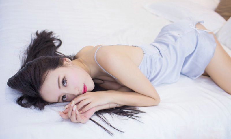 性感女神王曼妮私房吊带睡衣美乳光滑美腿写真