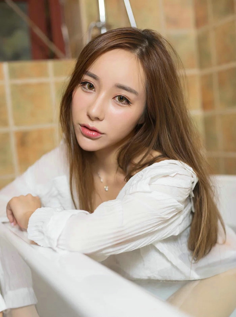浴缸内的湿身衬衫美女妩媚酥胸魅惑写真