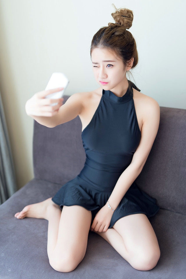高颜值美女泳衣玉背翘臀姣好身躯