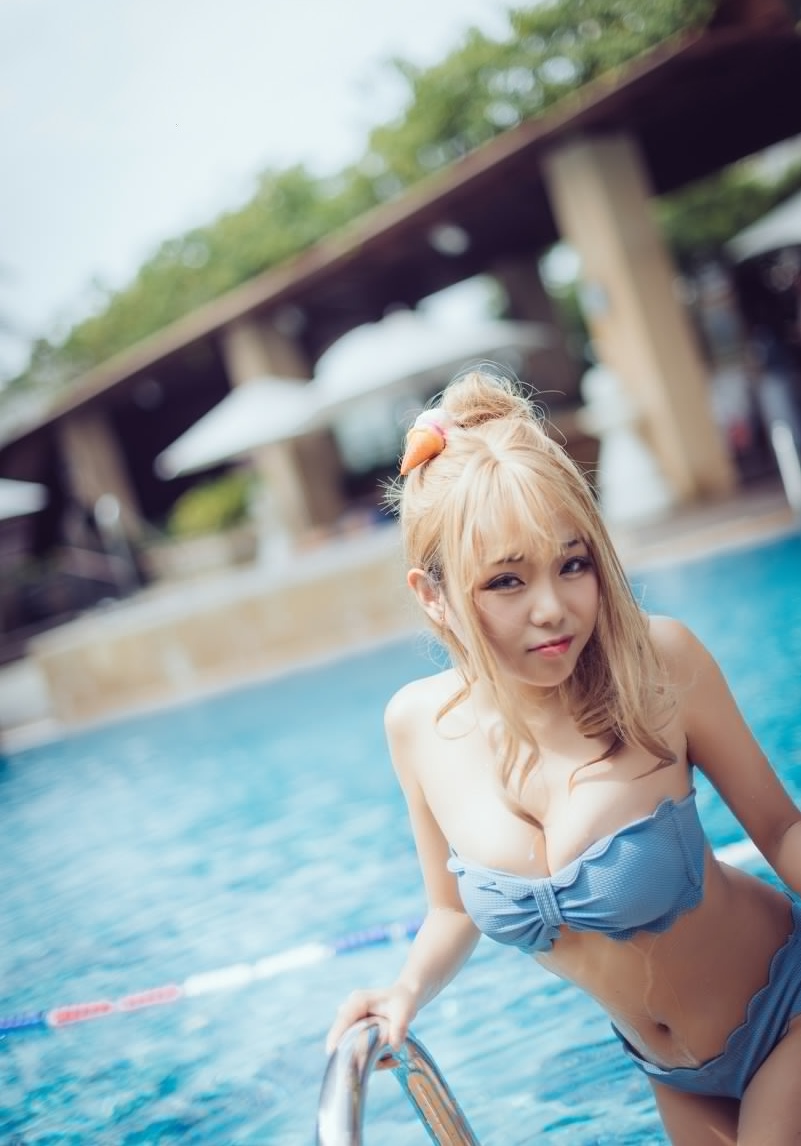 傲人上围泳装美女巨乳阳光风韵十足