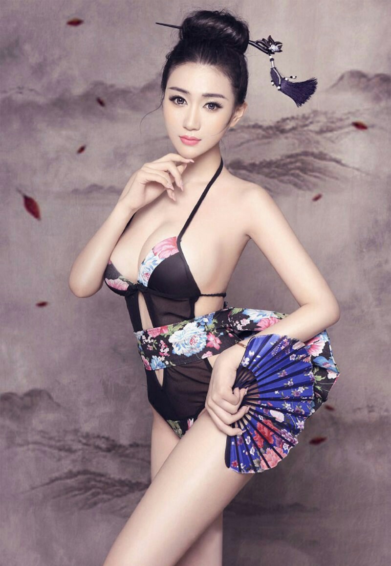 浓眉大眼大胸美女情趣内衣诱惑写真
