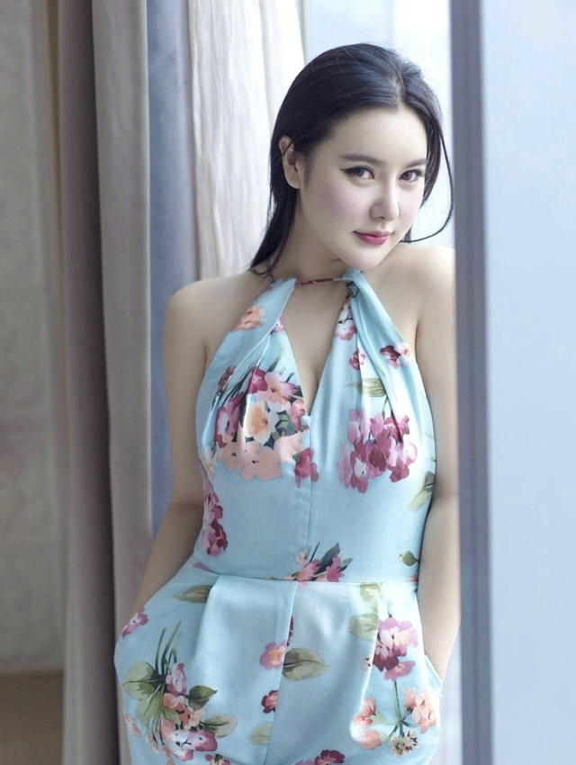 傲人御姐酒店内低胸蜜乳风韵十足