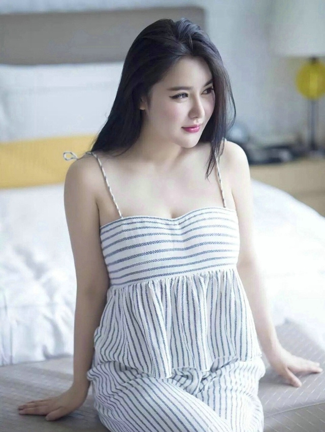 傲人御姐酒店内低胸蜜乳风韵十足