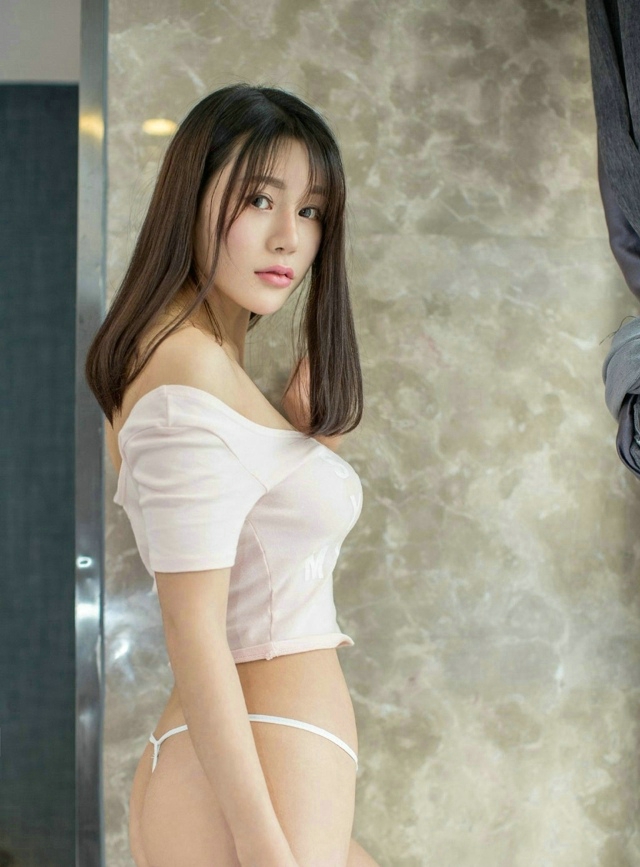 妩媚女人露脐短装丁字裤美乳翘臀惹火写真