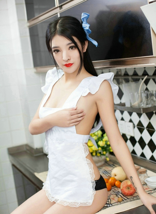 百变女神制服美胸粉臀激情挑逗写真