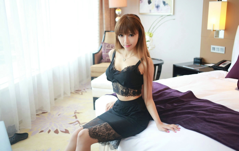 极品美女绿旅拍低领美胸翘臀魅惑写真