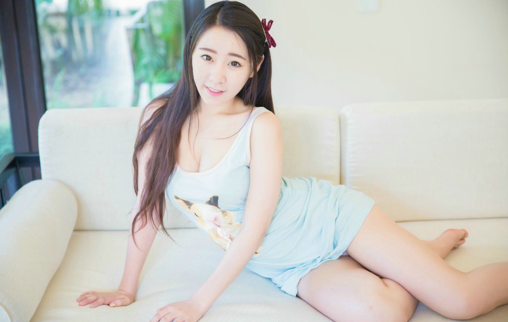 有点婴儿肥的大胸长发美女私房白皙性感写真