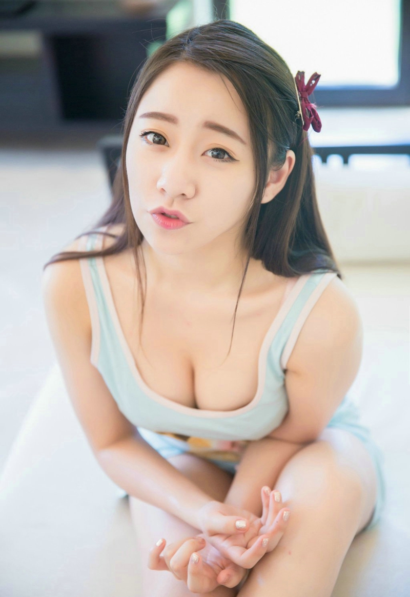 有点婴儿肥的大胸长发美女私房白皙性感写真