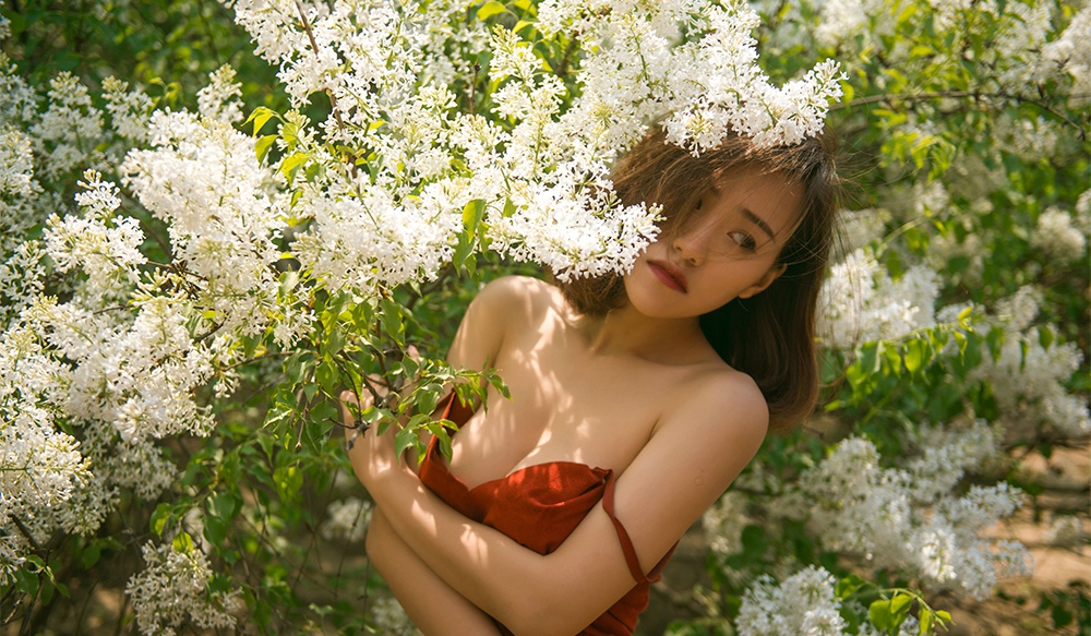 短发美女户外抛胸露香肩美胸写真