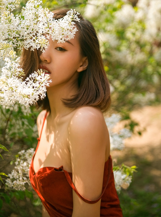 短发美女户外抛胸露香肩美胸写真
