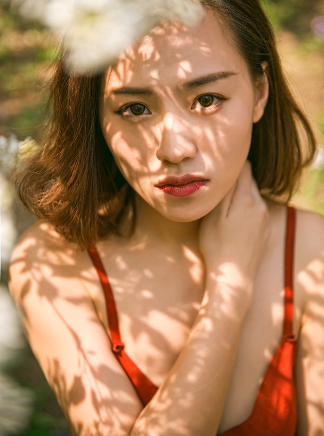 短发美女户外抛胸露香肩美胸写真
