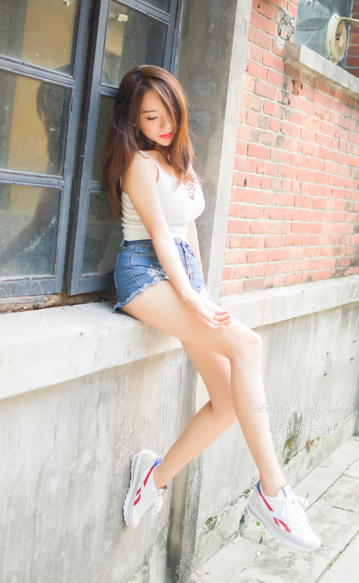 胸大而不露的尖下巴美女白皙性感诱惑写真