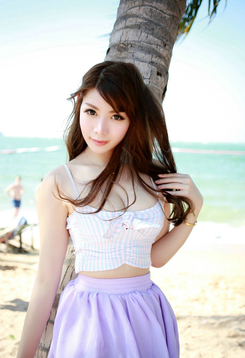 巨乳美女海边低胸阳光俏丽清纯写真