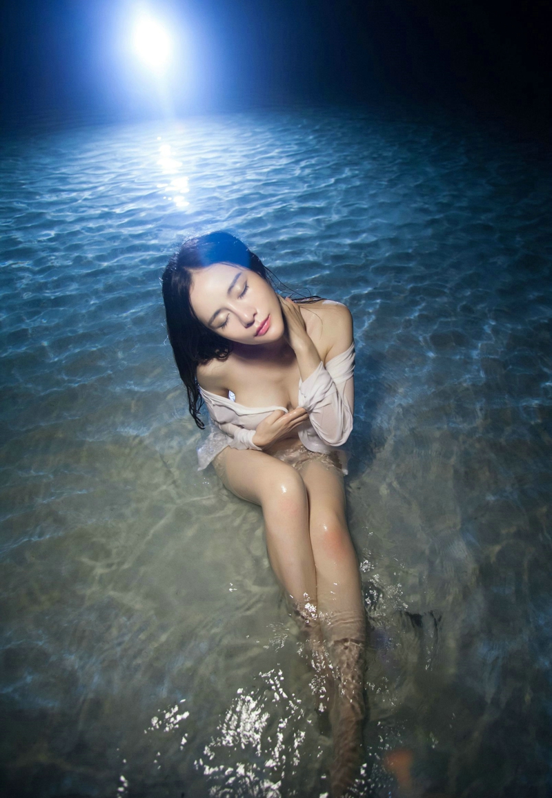夜晚中的湿身真空美乳前凸后翘御姐大尺度诱惑