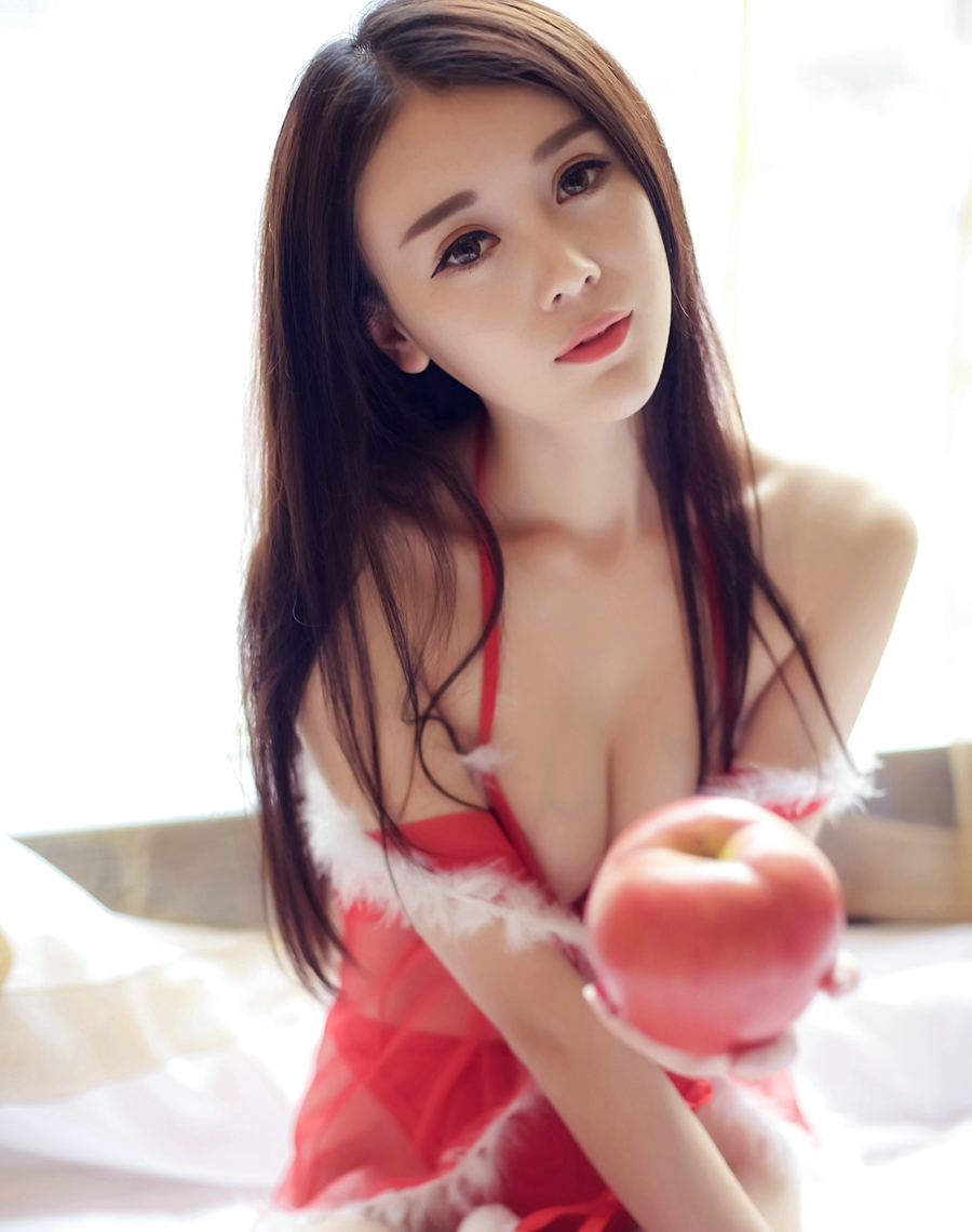 送苹果的性感圣诞美女性感巨乳令人神往
