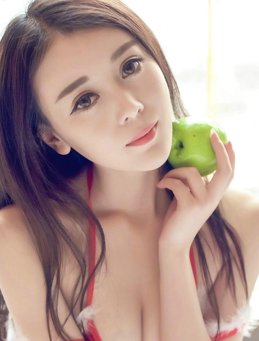 送苹果的性感圣诞美女性感巨乳令人神往