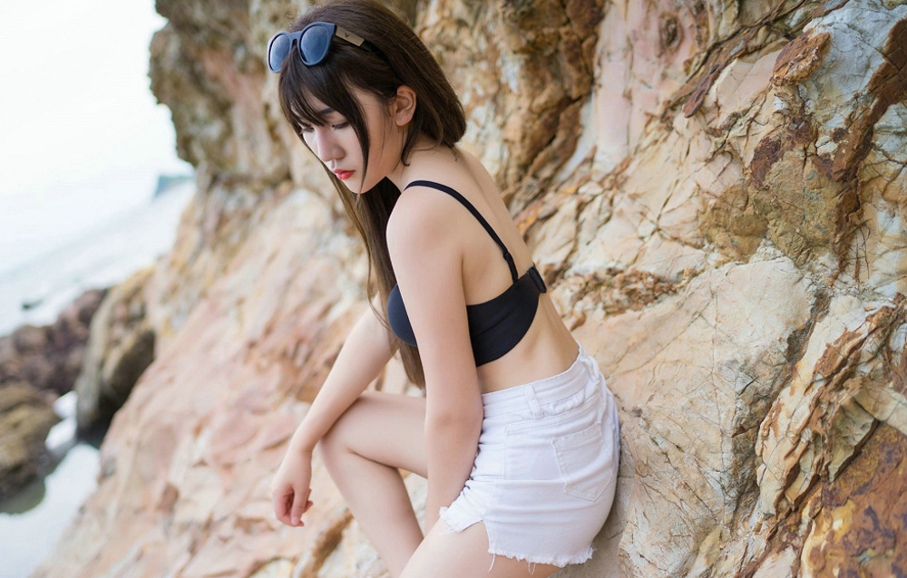 大胸美女冷不丁巨乳黑色内衣翘臀妖娆勾魂撩人气质写真