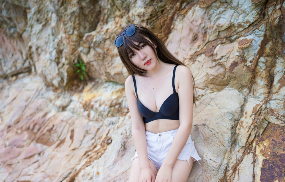 大胸美女冷不丁巨乳黑色内衣翘臀妖娆勾魂撩人气质写真