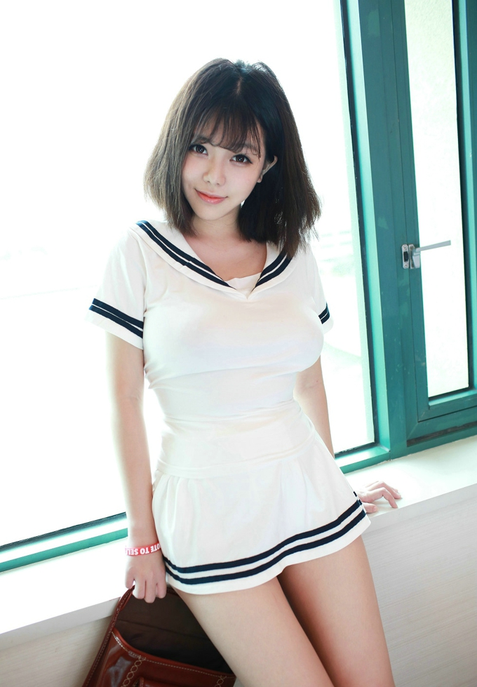巨乳嫩模刘飞儿Faye脱海军制服秀美乳诱惑写真