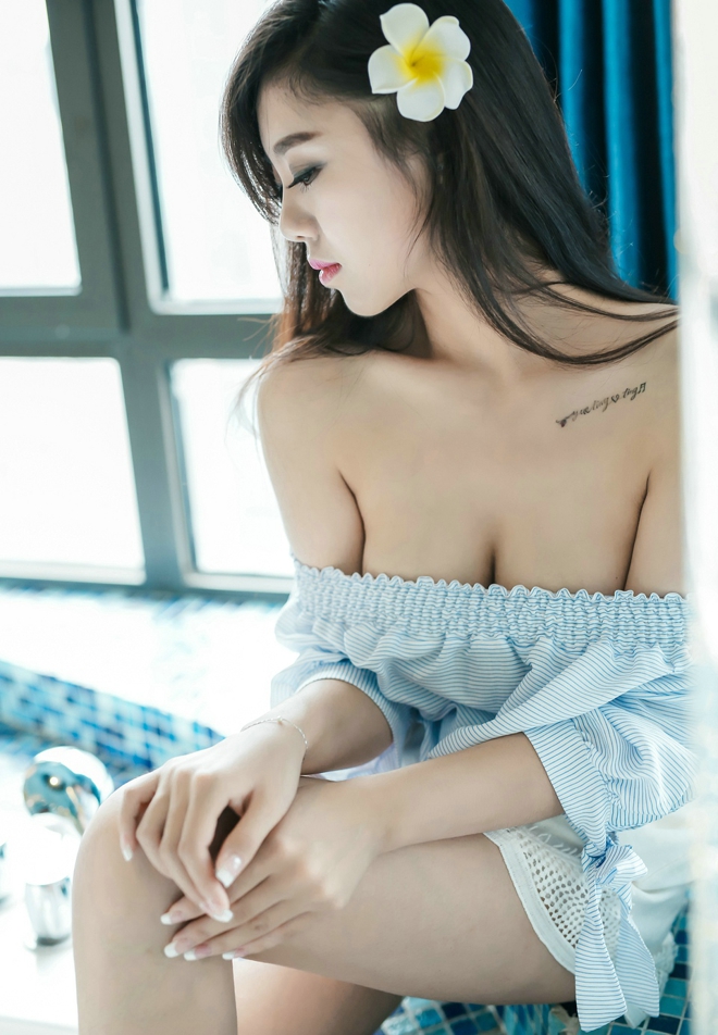 性感娇艳香肩酥胸妩媚诱人美女娇嫩诱惑写真