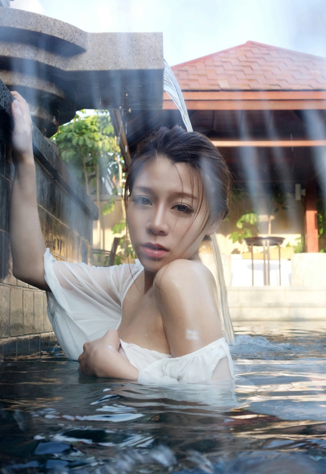 娇俏可爱性感美女模特嘉宝贝儿vetiver泳池户外湿身娇媚写真