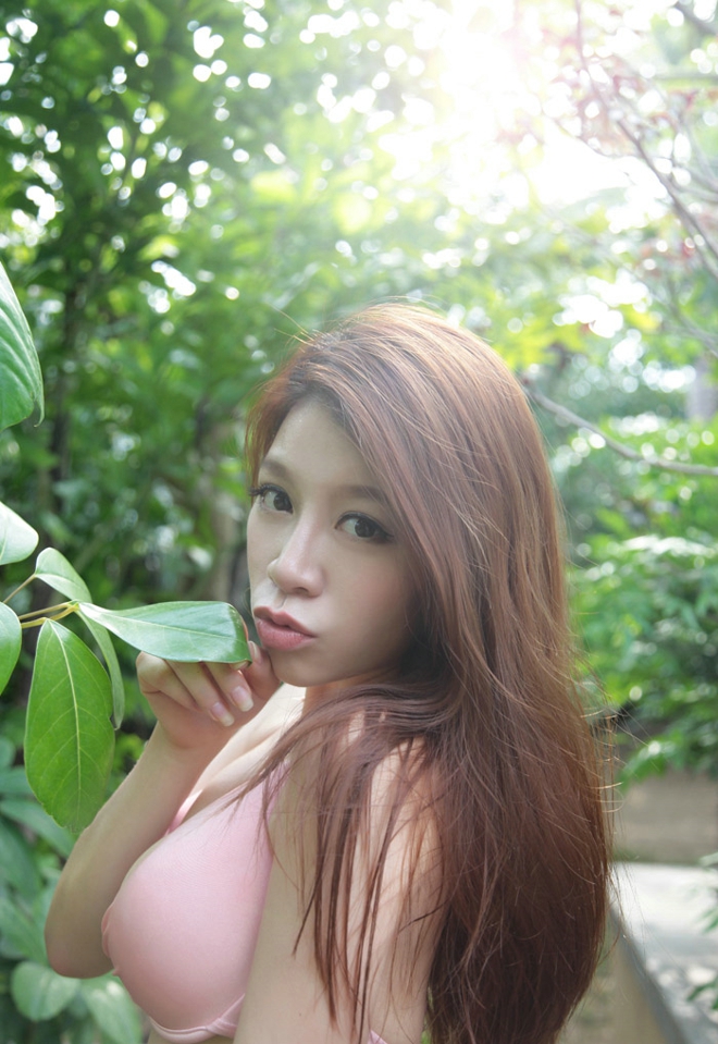 娇俏可爱性感美女模特嘉宝贝儿vetiver泳池户外湿身娇媚写真
