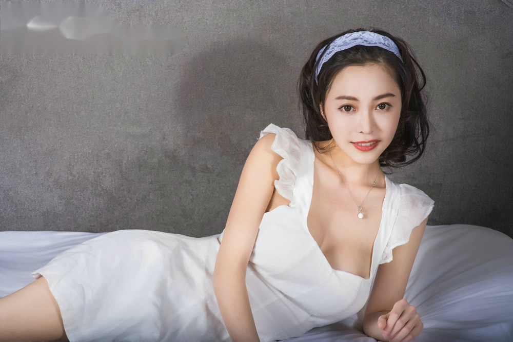 嫩模小爱白色低胸连身裙秀美乳居家人妻诱惑写真