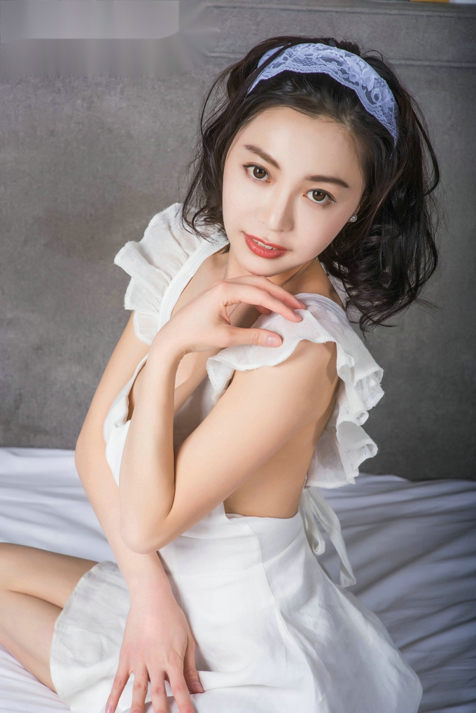 嫩模小爱白色低胸连身裙秀美乳居家人妻诱惑写真
