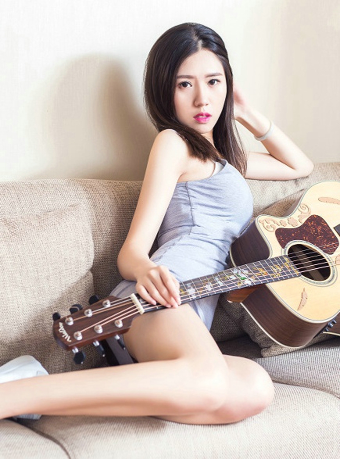 模特筱溪性感背心大胸巨乳翘臀美腿诱惑写真