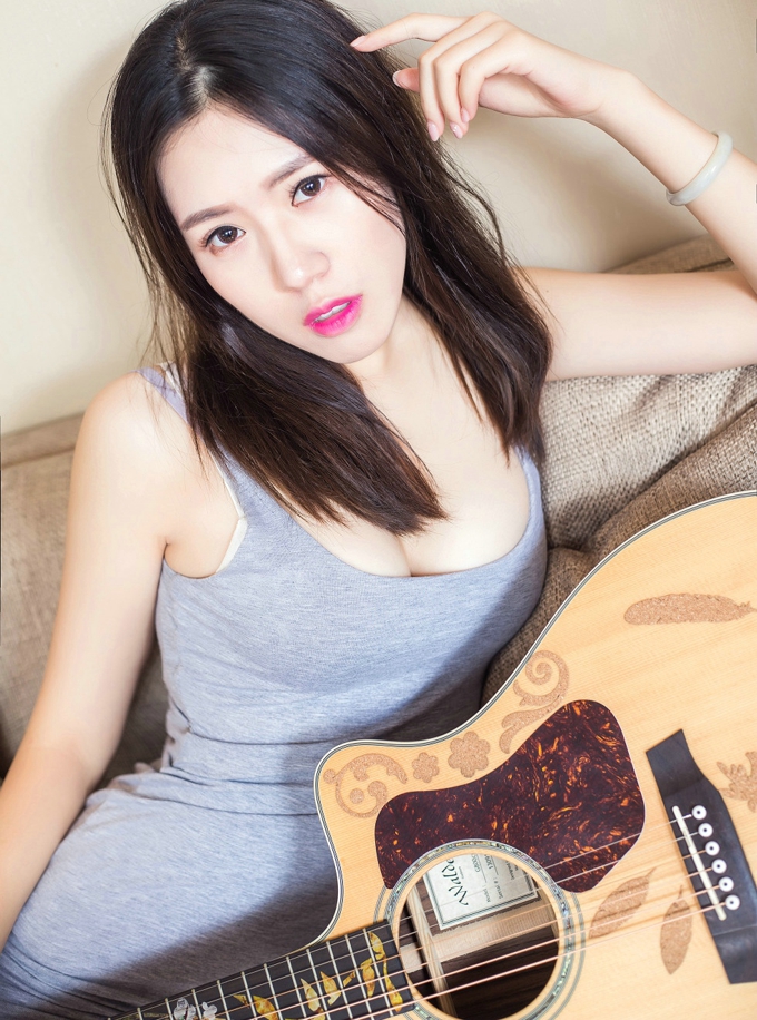模特筱溪性感背心大胸巨乳翘臀美腿诱惑写真