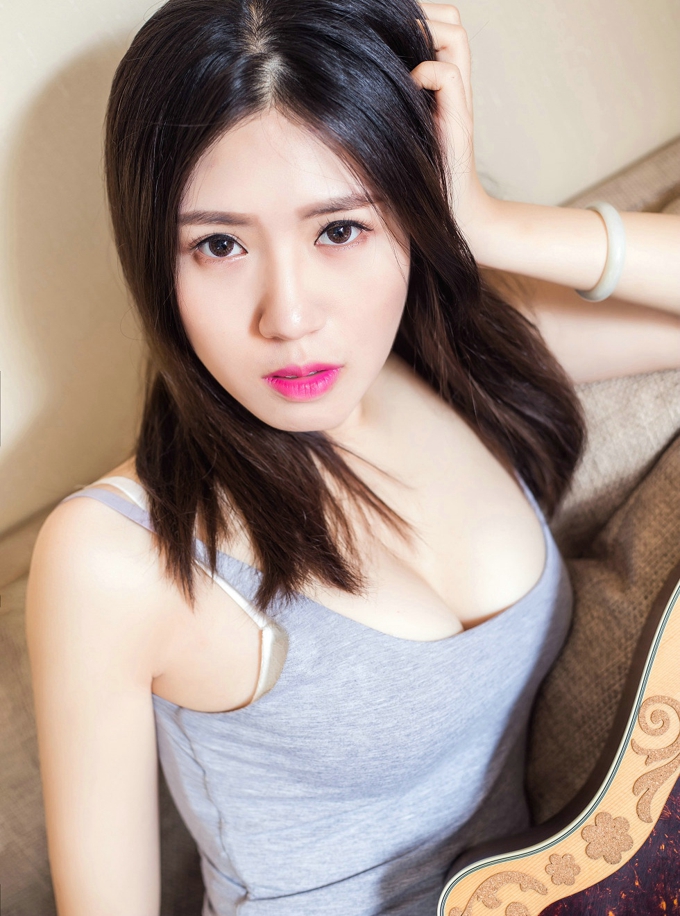 模特筱溪性感背心大胸巨乳翘臀美腿诱惑写真