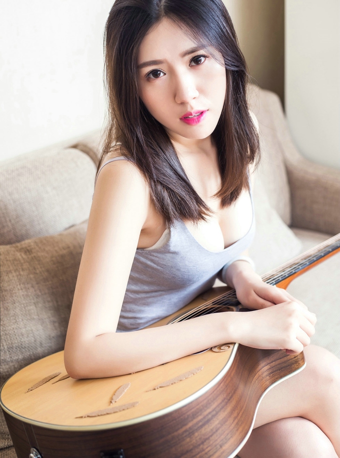 模特筱溪性感背心大胸巨乳翘臀美腿诱惑写真