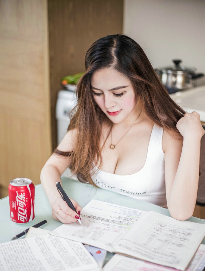 嫩模崔爱熙诱惑的学习姿势秀豪乳美臀撩人写真