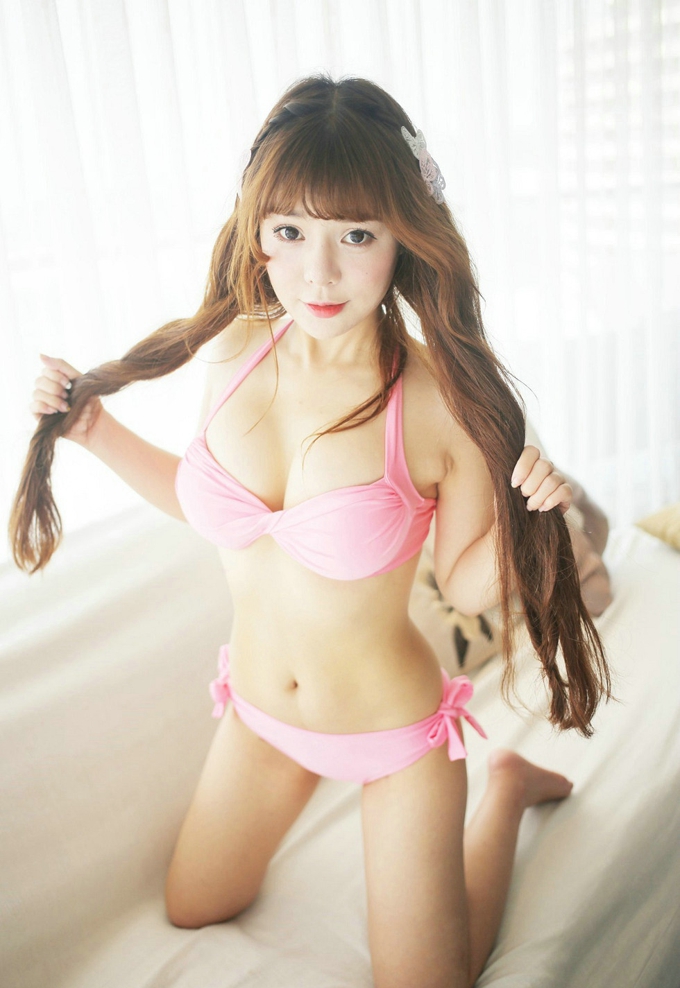 嫩模粉芭比VV三亚旅拍性感粉红内衣秀豪乳美臀诱惑写真