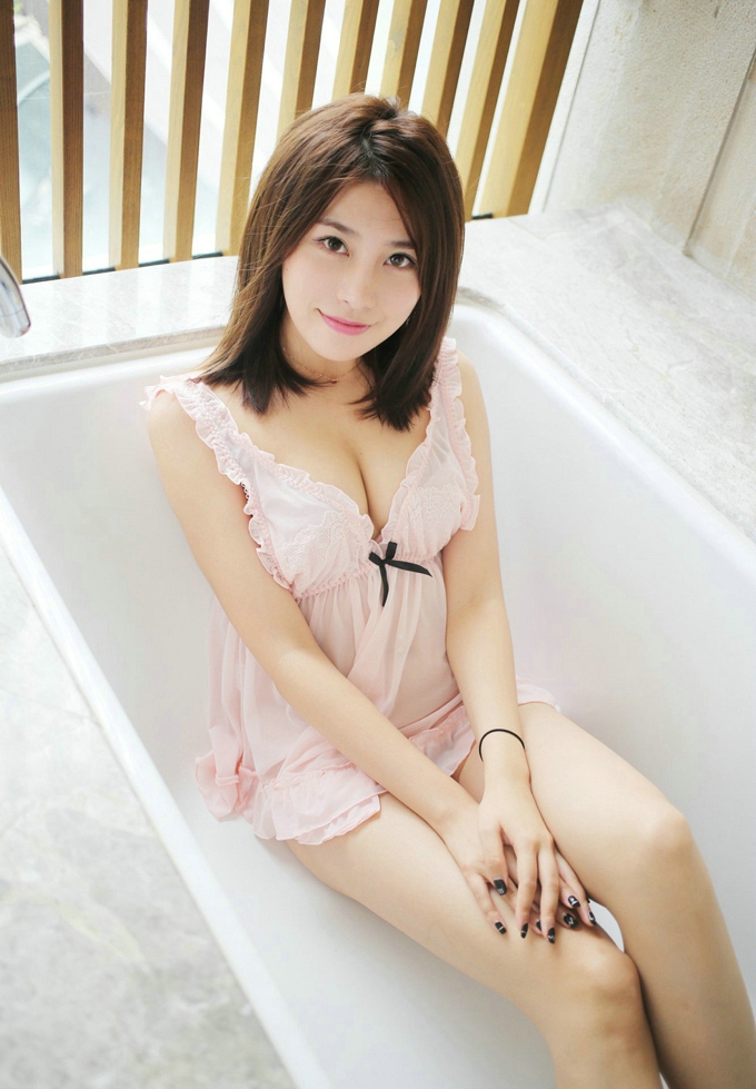 许诺Sabrina三亚旅拍浴室里粉红内衣秀豪乳写真