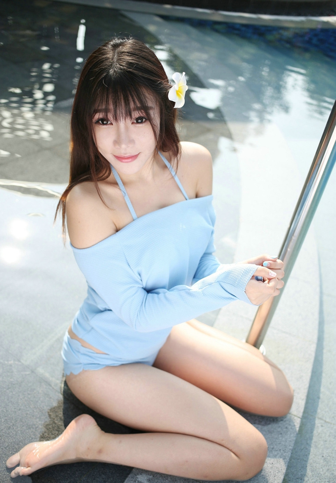 芝芝Booty性感清纯美肩美腿诱惑迷人气质靓丽写真