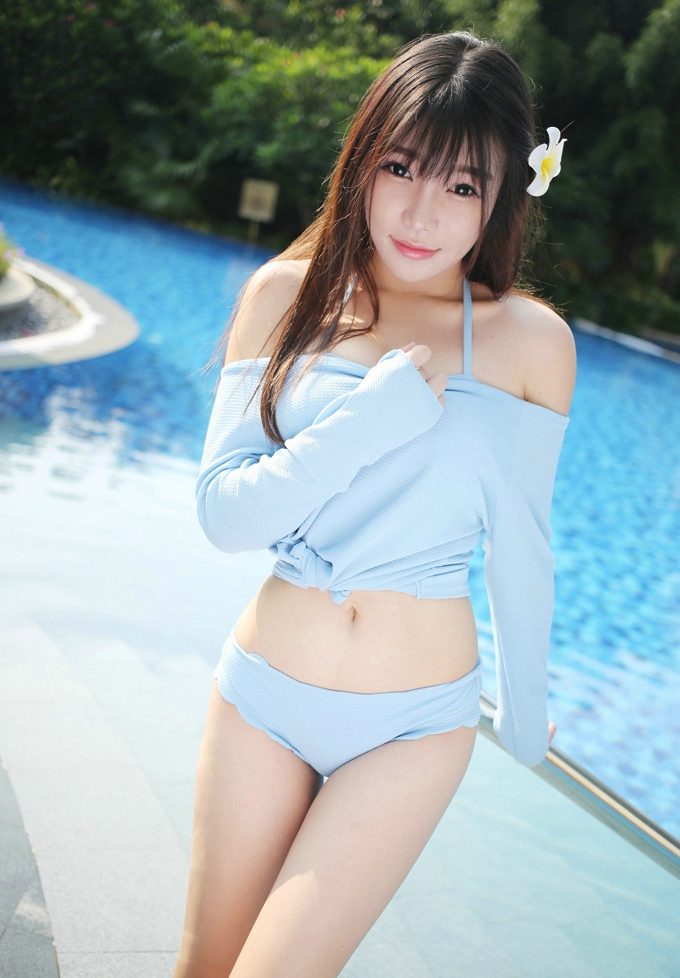 芝芝Booty性感清纯美肩美腿诱惑迷人气质靓丽写真