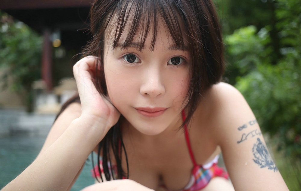 嫩模Evelyn艾莉三亚旅拍红色比基尼泳池边诱惑翘臀写真