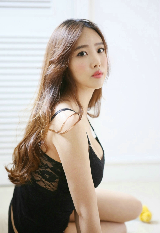 妖娆身段丰满美女私房吊带性感写真