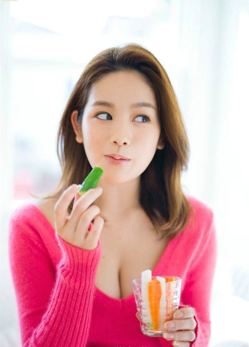 居家俏皮的吃货小妹美胸可爱温馨动人