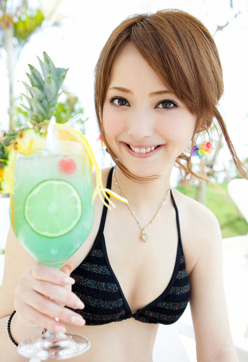 丰满美女泳池清凉曲线身材妖娆风情写真